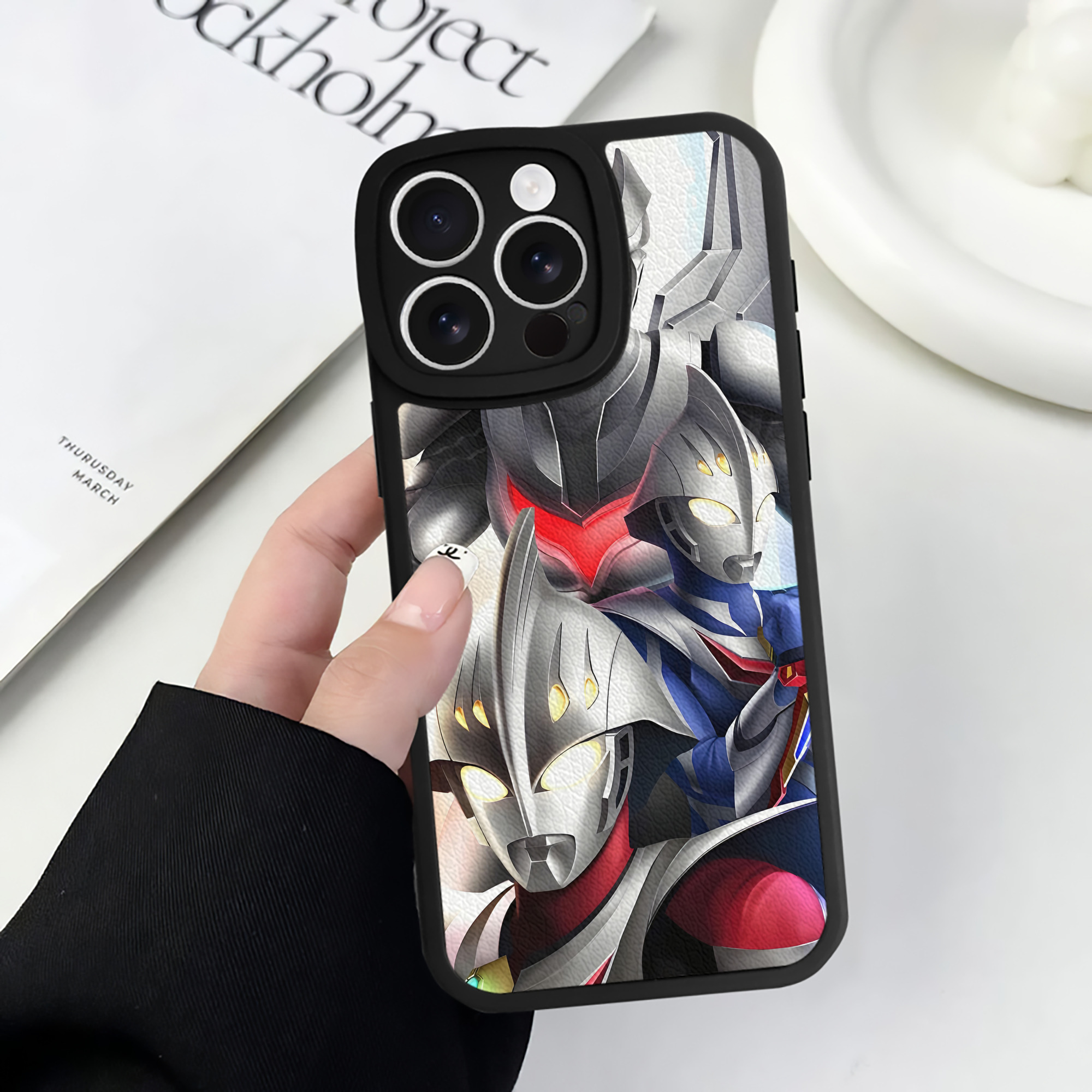 （画像用） ウルトラマン Ultraman 【iPhone 16シリーズ対応】シリコンスマホケース（レザー調） 材質：シリコン